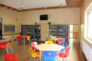 Mehrzweckraum im Schullandheim Stern mit Sitzgruppen und Bibliothek