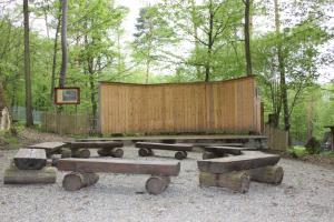 Waldbühne mit Sitzbänken für den Bereich Theaterpädagogik im Schullandheim Stern