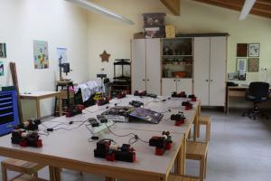 Arbeitsbereich mit 12 Arbeitsplätzen im Werkstattraum des Schullandheims Stern