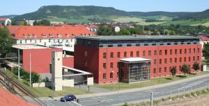 Blick auf das Christliche Gymnasium mit Ortsteil Kunitz im Hintergrund
