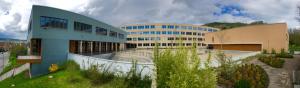Blick auf die TGS "Lobdeburgschule" mit Grünanlage und Schulhof