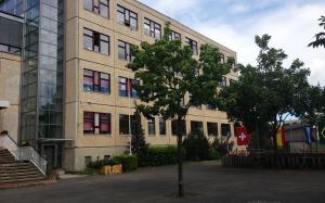 Blick auf die TGS "An der Trießnitz" mit Schulhof und internationalen Flaggen