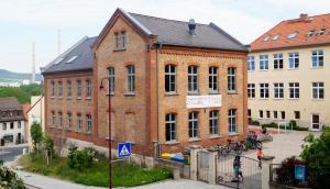 Blick auf die Grundschule "SteinMalEins" in Jena-Lobeda mit Schulhof und Fahrradständern