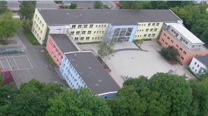 Blick auf das "Carl Zeiss Gymnasium" mit Schulhof und kleiner Sportfläche
