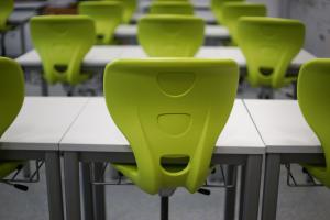 Stühle und Tische in einem Klassenzimmer