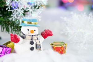 Schneemann mit Geschenken im Schnee