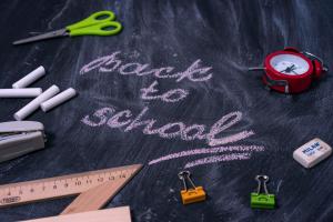 Schriftzug "Back to school" auf einer Tafel mit Kreide