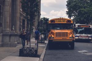 Gelber Schulbus auf einer Straße