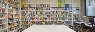 Sitzbereich für zehn Schüler mit Bücherregal im Angergymnasium