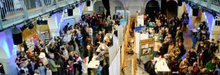 Blick auf die Schulmesse mit Menschen und Infoständen