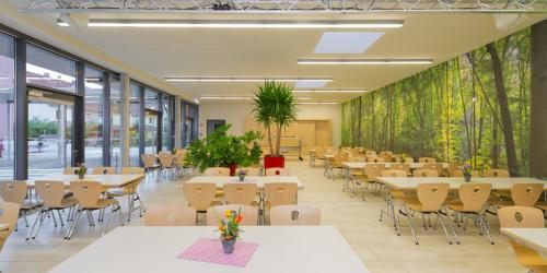 Speiseraum mit Tischen für jeweils sechs Schüler in einer Jenaer Schule