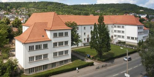 Schulgebäude der TGS "Jenaplan-Schule" mit Hauptstraße am oberen Ende der Tatzendpromenade