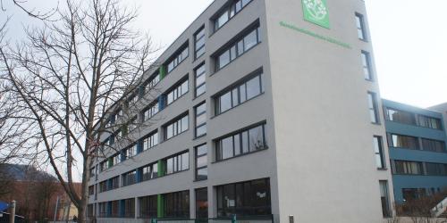 Schulgebäude der TGS "Kulturanum" mit Schullogo