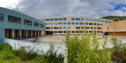 Blick auf die TGS "Lobdeburgschule" mit Grünanlage und Schulhof