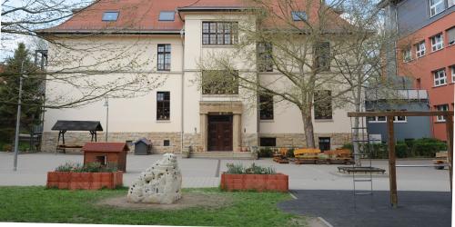 Grundschule "Talschule" mit Schulhof, Sitzgruppe und Spielgeräten für die Grundschüler