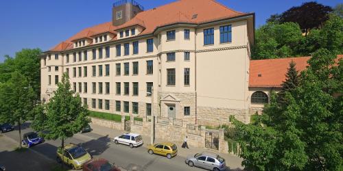 Blick auf das "Adolf-Reichwein-Gymnasium" mit Wöllnitzer Straße