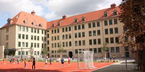 Blick auf die Integrierte Gesamtschule "Grete Unrein" mit Sportfläche