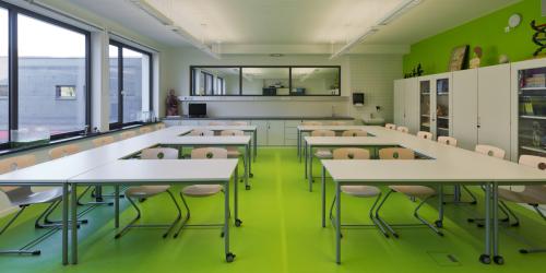 Fachraum in der Gemeinschaftsschule "Montessori" mit Stühlen, Tischen und Fensterfront