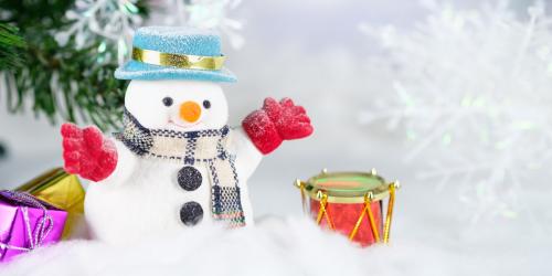 Schneemann mit Geschenken im Schnee