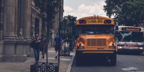 Gelber Schulbus auf einer Straße