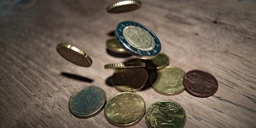 Münzen auf einem Tisch