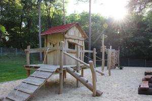 Spielplatz mit Kletterhäuschen bei untergehender Sonne im Außenbereich des Schullandheims Stern