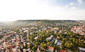 Blick vom JenTower Richtung Norden; zu sehen ist der Landgrafen, Damenviertel, Johanniskirche