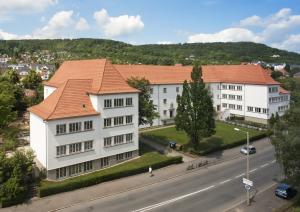 Schulgebäude der TGS "Jenaplan-Schule" mit Hauptstraße am oberen Ende der Tatzendpromenade