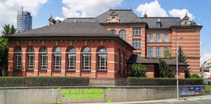 Ansicht der Karl-Volkmar-Stoy-Schule mit Intershop-Tower im Hintergrund