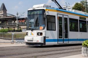 Straßenbahn des Jenaer Nahverkehrs mit Paradiesbahnhof und Volksbad