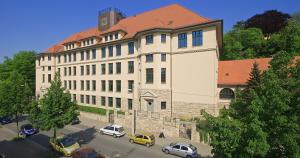 Blick auf das "Adolf-Reichwein-Gymnasium" mit Wöllnitzer Straße