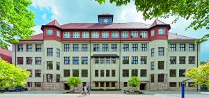 Blick auf das "Angergymnasium" mit Schülergruppe