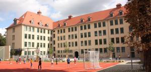 Blick auf die Integrierte Gesamtschule "Grete Unrein" mit Sportfläche