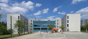 Blick auf das Förderzentrum "Kastanienschule" mit Basketballanlage und Spielgerät