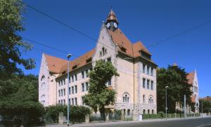 Blick auf die "Nordschule" mit Schulhof und Straßenbahnschienen