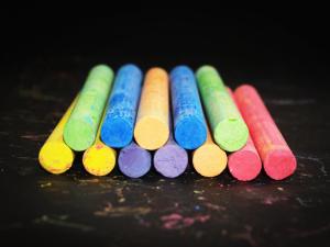 Bunte Kreide auf einem Tisch