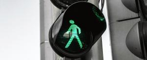 Grünes Ampelmännchen auf einer Ampel