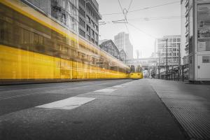 Straßenbahn auf einer langen Straße