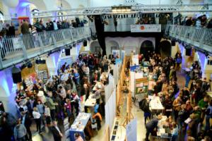 Großer Saal des Volksbads in Jena mit interessierten Besuchern der Bildungsmesse