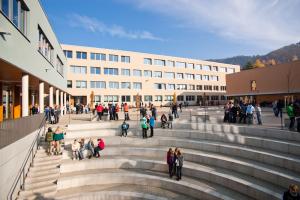 Schüler in der Pause auf dem Schulhof der Lobdeburgschule