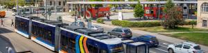 Straßenbahnen und Autos am Jenaer Busbahnhof