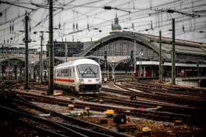 Zug am Bahnhof