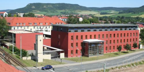 Blick auf das Christliche Gymnasium mit Ortsteil Kunitz im Hintergrund