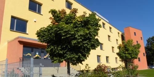 Blick auf den Eingangsbereich der GS "Schule am Rautal" mit Grünfläche