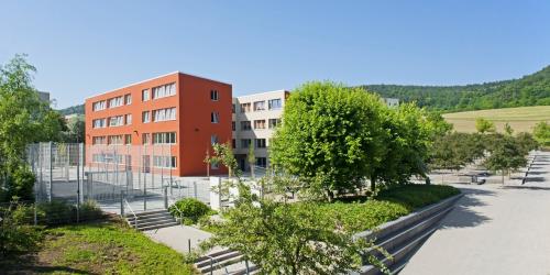 Blick auf die GS "Friedrich Schiller" mit Fußballanlage und Schulhof