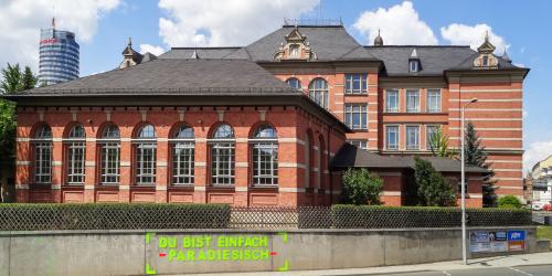 Ansicht der Karl-Volkmar-Stoy-Schule mit Intershop-Tower im Hintergrund