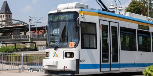 Straßenbahn des Jenaer Nahverkehrs mit Paradiesbahnhof und Volksbad