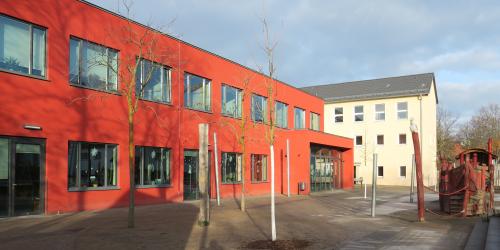 Blick auf die GS "Südschule" mit Schulhof und Spielgerät