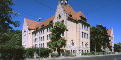 Blick auf die "Nordschule" mit Schulhof und Straßenbahnschienen