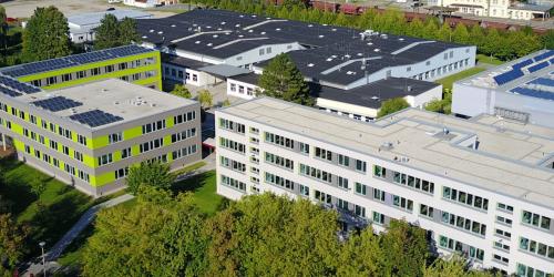 Blick auf die Schulgebäude der Berufsschule Jena-Göschwitz mit Bahnhof